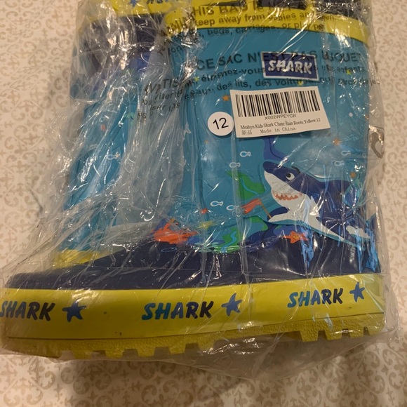 Shark Kids Chase Rain Boots, Yellow Size 10 & 12 - Picture 3 of 4